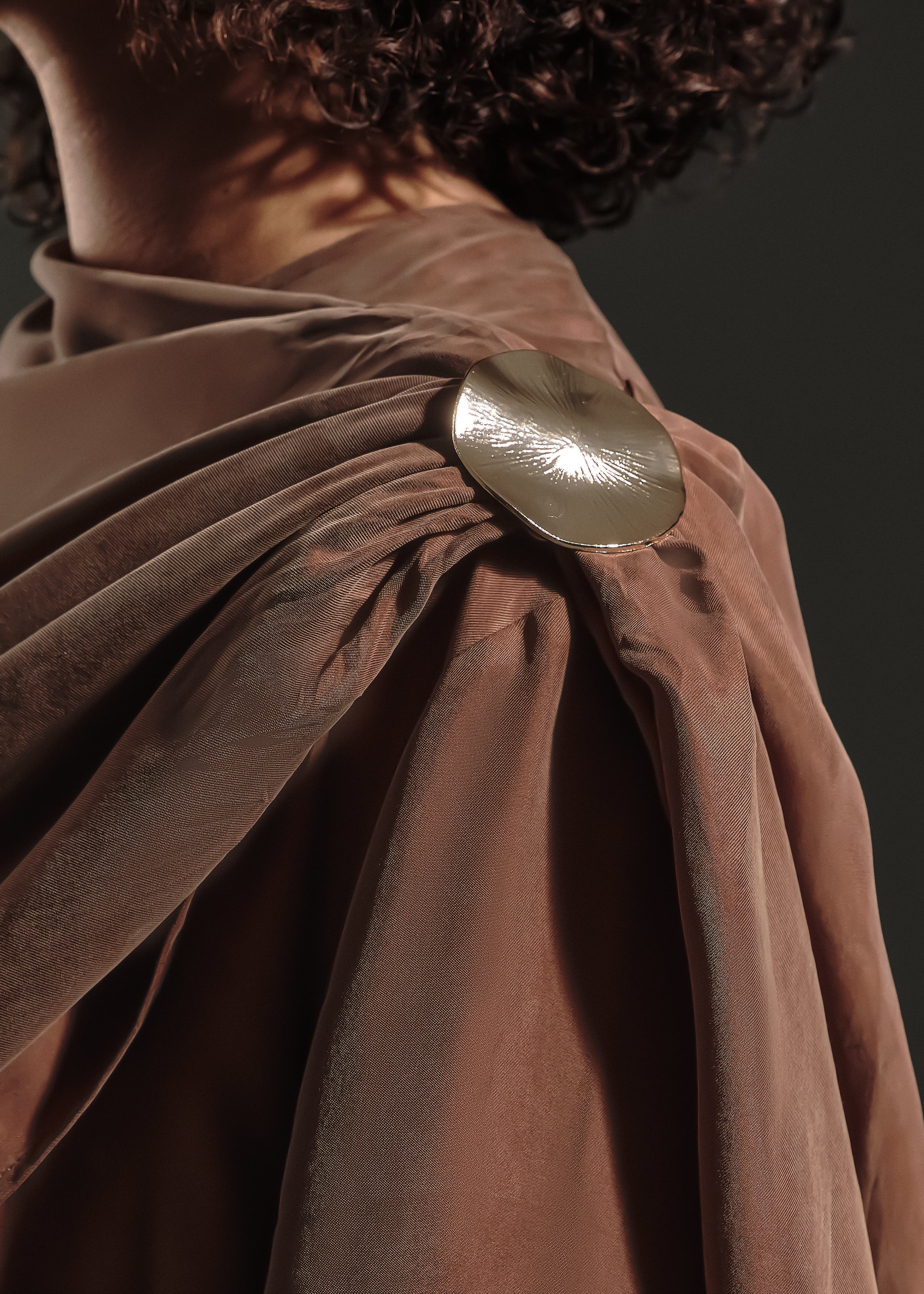 La Robe drapée Ocre brun